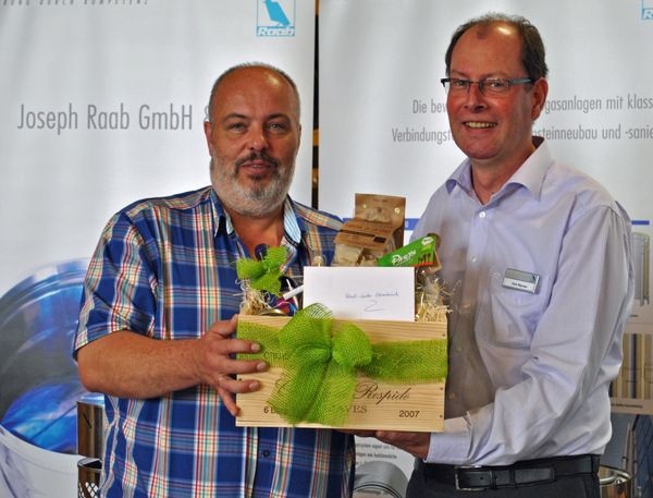 Eröffnung des Raab-Centers Osnabrück: Dirk Werner (rechts), Verkaufsleiter Nord der Raab-Gruppe und Detlef Wartemann, GF der Wartemann & Klose Schornsteintechnik GmbH und des Wartemann Fachgroßhandels. - © Raab
