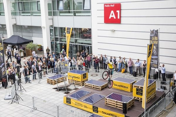 Bike-Show mit Glas-Glas-Modulen von SolarWorld auf der Intersolar. - © SolarWorld
 Bike-Show mit Glas-Glas-Modulen von SolarWorld auf der Intersolar.