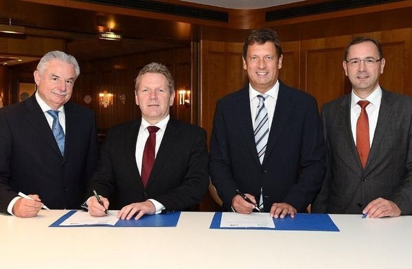 Vertragsunterzeichnung (v.l.): Dr. Hans Heinz Zimmer (VDE-Vorstandsvorsitzender), Dr. Joachim Schneider (VDE-Präsident), Dietmar Bückemeyer (DVGW-Präsident) und Prof. Dr. Gerald Linke (DVGW-Hauptgeschäftsführer). - © RWE / Jörg Mettlach
 Vertragsunterzeichnung (v.l.): Dr. Hans Heinz Zimmer (VDE-Vorstandsvorsitzender), Dr. Joachim Schneider (VDE-Präsident), Dietmar Bückemeyer (DVGW-Präsident) und Prof. Dr. Gerald Linke (DVGW-Hauptgeschäftsführer).