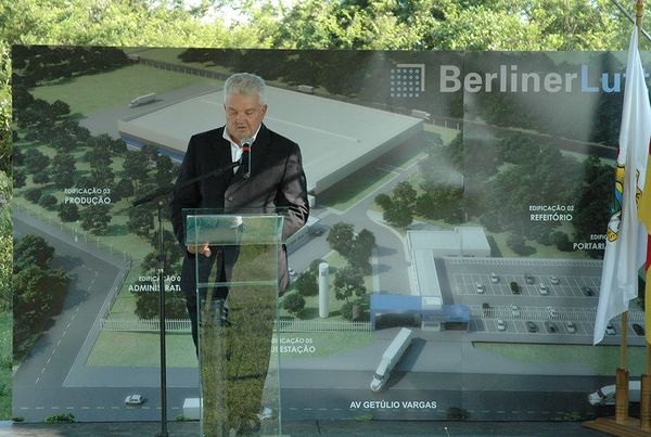Michael Nagl vor der Visualisierung des neuen BerlinerLuft.-Werksgeländes in Alvorada, Brasilien.