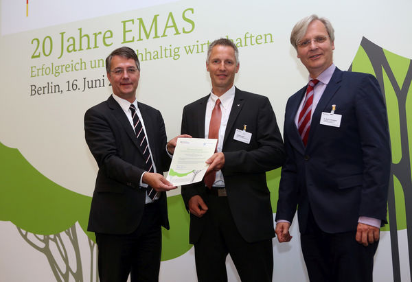 Gunther Adler (links) und Martin Wansleben (rechts) überreichen die Urkunde für 20 Jahre systematisches Umweltmanagement an den Viessmann-Umweltmanagementbeauftragten Guido Schwab. - © Adam Berry
 Gunther Adler (links) und Martin Wansleben (rechts) überreichen die Urkunde für 20 Jahre systematisches Umweltmanagement an den Viessmann-Umweltmanagementbeauftragten Guido Schwab.