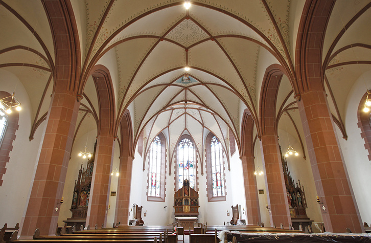 

Abb. 1

 Die katholische Kirche St. Johannes Baptist im Höxteraner Weserdorf Lüchtringen wird neuerdings über zwei Großwärmepumpen beheizt. Die Strahlungswärme der neuen Fußbodenheizung wird von den Gottesdienstbesuchern als sehr angenehm empfunden. 

