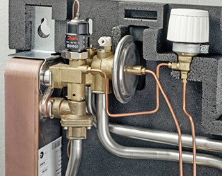 <p>
Danfoss: TPC-(M)-Regler und KlickFit-Verbindungen in einer EvoFlat-Wohnungsstation. 
</p> - © Bild: Danfoss

