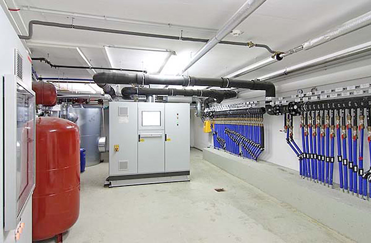 
1
 Energiezentrale in der Volksbank Karlsruhe. Zur Sicherstellung einer hohen Jahresarbeitszahl wird die Anlage bivalent betrieben. 
