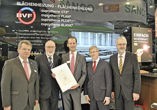 <p>
Siegel-Übergabe auf der SHK Essen (v. l.) Ulrich Stahl (1. Vorsitzender des BVF und Leiter Technische Kundenberatung und KME Academy), Joachim Plate (BVF-Geschäftsführer), Thomas Dreyer (Vertriebsverantwortlicher für den KME-Geschäftsbereich Hausinstallationsrohre und Systeme), Michael Muerköster und Heinz Eckard Beele vom BVF-Vorstand. 
</p> - © Bild: KME

