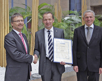 
Günther Mertz, Hauptgeschäftsführer des BTGA; Georg Goldbach, Leiter Vertrieb und Marketing in Zentraleuropa der Uponor GmbH; Fritz Nüßle, Bereichsleiter Energetische Gesamtlösungen, Uponor GmbH. 
