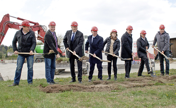 
Spatenstich (v. l.): Bauunternehmer Siegfried Köhler, Thomas Blenke MdL, Landrat Helmut Riegger, die Bauherren Thomas und Jutta Elsner, Bürgermeister Jürgen Fuchs, Architekt Willi Burk und Bauleiter Friedemann Waidelich. 
