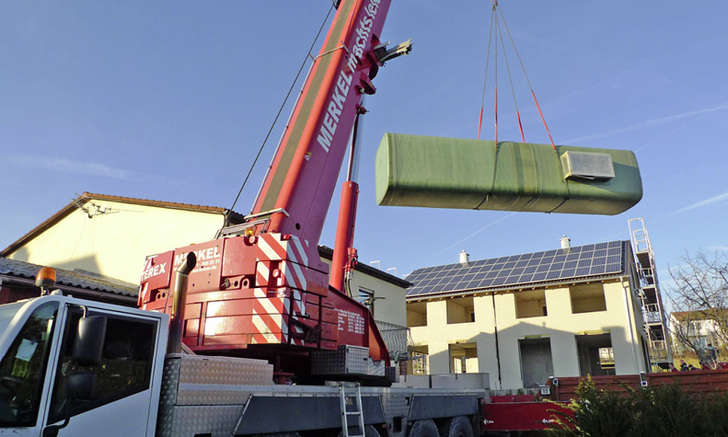 
1
 Anlieferung eines 2Max-Großspeichers für ein Photothermie-System, mit dem ganzjährig ausschließlich mit Solarstrom geheizt werden kann. 
