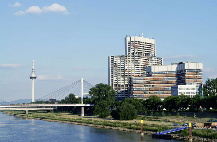 
1
 Collini-Center in Mannheim: 32 Etagen, 515 Wohnungen, 1300 Bewohner. Korrosionsschäden an den Rohrleitungen und überdimensionierte Warmwasserspeicher erforderten im Jahr 2007 eine Sanierung. Aufgrund des harten Wassers rückte auch das Thema Kalkschutz in den Fokus. 
