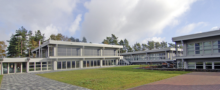 
1
 Die drei identisch konstruierten Ausstellungspavillons im Freilichtmuseum Kommern wurden in den 1970er-Jahren errichtet und 2012/13 komplett saniert. 
