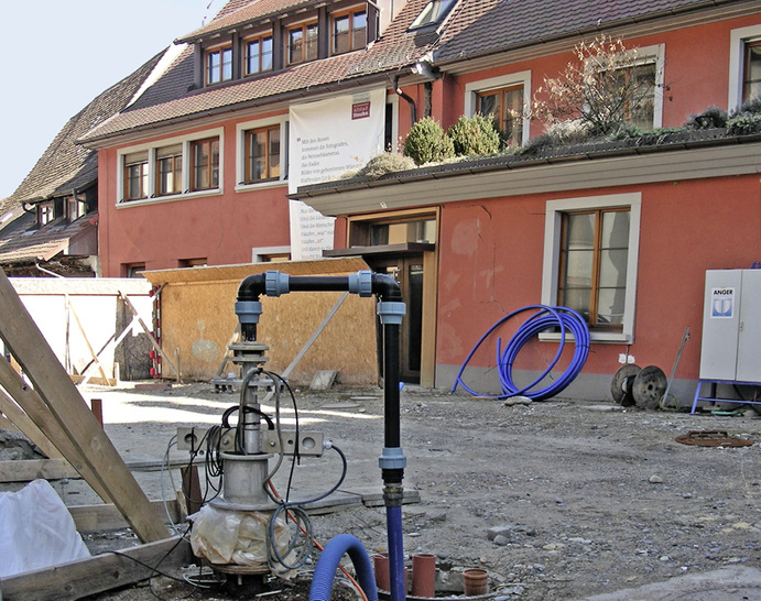 <p>
</p>

<p>
<span class="GVAbbildungszahl">1</span>
 Durch die Sanierung im „Keller-Verfahren“ (Keller Grundbau, Offenbach) konnte in Staufen die Wasserzufuhr in die kritischen Erdschichten gestoppt werden. Die Hebungsrate lag im Oktober 2013 jedoch noch bei 2,9 mm/Monat, sodass die Schäden an einzelnen Gebäuden weiter zunehmen. Das Land Baden-Württemberg sowie kommunale Landesverbände stellten kürzlich 24 Mio. Euro für die Behebung von Schäden bereit. 
</p> - © Bild: Margot Dertinger-Schmid

