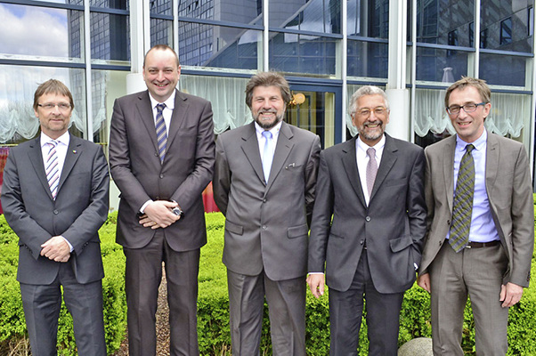 
Günther Mertz, Hauptgeschäftsführer des BTGA; Hermann Sperber, BTGA-Vizepräsident; Josef Oswald, BTGA-Präsident; Karl-Walter Schuster und Nikolaus Daume, BTGA-Vizepräsidenten (v. l.). Nicht abgebildet ist BTGA-Vizepräsident Manfred Schmitz. 



