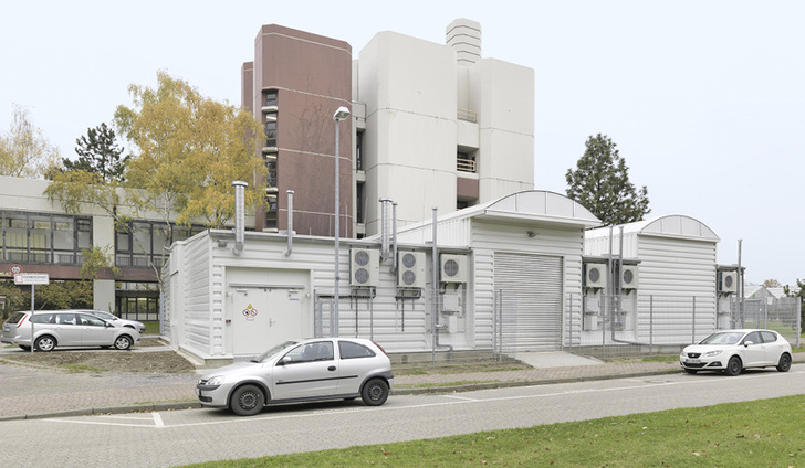 



1
 Zentrales Interims-Gefahrstofflager für wassergefährdende und entzündbare Stoffe während umfangreicher Umbauarbeiten im Chemiebereich auf dem Gelände der Campus-Universität. 
