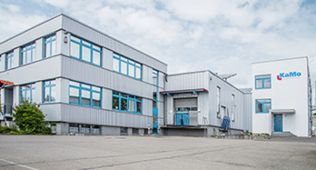 



KaMo-Stammsitz in Ehingen, rechts ist der dreistöckige Erweiterungsbau zu sehen. 
