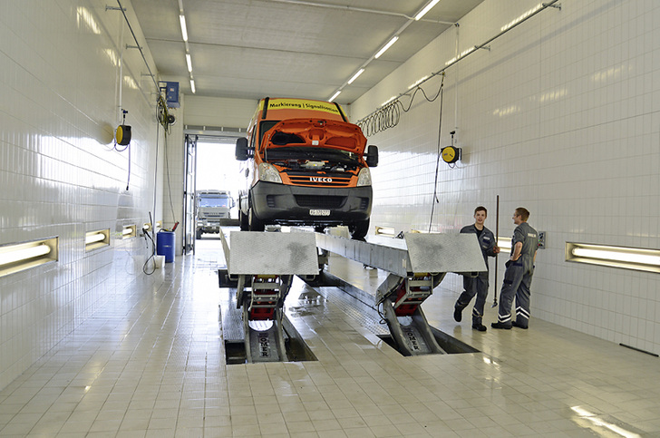 
1
 Waschhalle der Iveco-Filiale in Hendschiken. Durch die Regenwassernutzung werden pro Tag 4000 l Trinkwasser gespart. 



