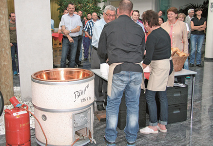 
Manfred Roth lässt sich eine Gulaschsuppe aus einem Bögro-Behälter reichen. Der Kesselofen war eines der ersten Produkte des 1947 von seinem Vater gegründetem Unternehmens. 



