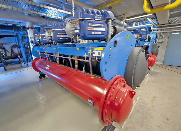 



1
 Die Quantum-Kältemaschinen mit ölfreier Magnetlagerung der Antriebswelle des Radialturboverdichters, der geringe Anlaufstrom, die automatische Leistungsanpassung an den tatsächlichen Kältebedarf und die hohe Energieeffizienz im Teillastbereich haben Cofely Refrigeration, wie kein anderes Produkt zuvor, geprägt. 
