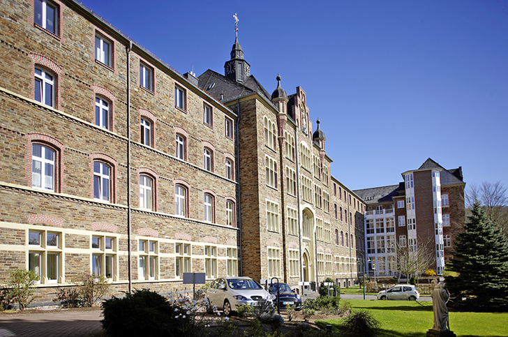 
1
 Das St. Josefshaus in Hausen (Wied) ist die größte Wohn- und Pflegeeinrichtung der Franziskanerbrüder vom Heiligen Kreuz und umfasst zwölf Gebäude. Über 300 Menschen werden dort betreut. 



