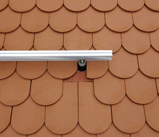 <p>
</p>

<p>
Viessmann: Sparrenflansch für Dächer mit Schiefer- oder Biberschwanzeindeckung. 
</p> - © Bild: Viessmann Werke


