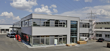 



Rund 7500 m
2
 zusätzliche Fläche für Logistik, Vertrieb und Produktion bieten die neuen Gebäude auf dem Kessel-Werksgelände in Lenting. 
