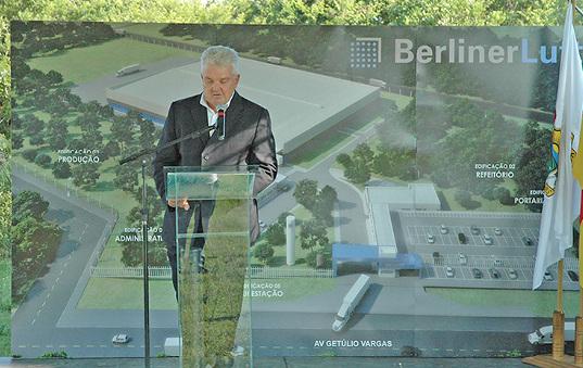<p>
</p>
<p>
BerlinerLuft.: Michael Nagl vor der Visualisierung des neuen BerlinerLuft.-Werksgeländes in Alvorada, Brasilien. 
</p> - © Bild: BerlinerLuft.
 
BerlinerLuft.: Michael Nagl vor der Visualisierung des neuen BerlinerLuft.-Werksgeländes in Alvorada, Brasilien.