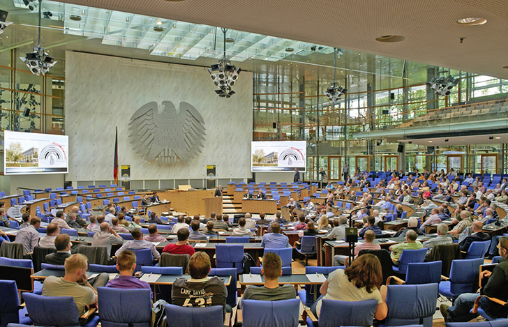 <p>
</p>

<p>
<span class="GVAbbildungszahl">1</span>
 Der ehemalige Plenarsaal des Deutschen Bundestages bildete den Rahmen für das Viega- Fachsymposium „Planen in 360°“ am 1. Oktober 2014 in Bonn. 
</p> - © Bild: Viega

