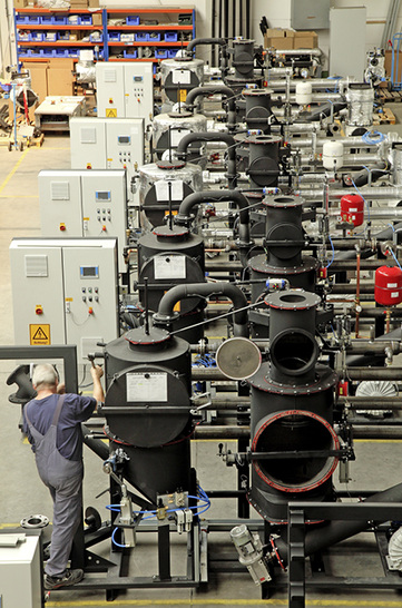 



1
 Serienfertigung bei Spanner Re2: Die Zeit der Prototypen und Einzelfertigungen von Holzvergaser-BHKW ist vorbei.
