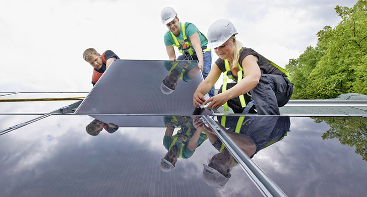 



1
 Bis 2009 waren Photovoltaik-Anlagen in der Regel eine Kapitalanlage. Durch die Förderpolitik und die Entwicklung der Strompreise sind die Maximierung des Eigenverbrauchs und die Stromspeicherung in den Mittelpunkt gerückt. 
