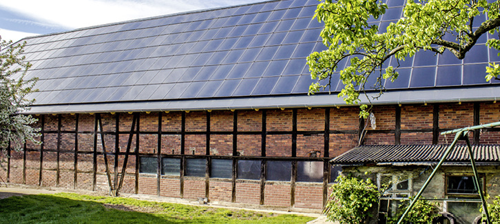 



1
 Historisches Fachwerkgebäude mit PV-Schindeldach. Ausschlaggebend für die Genehmigung durch die Denkmalschutzbehörde waren das geringe Gewicht, die Anmutung von Schindeln und die Blindmodule. 
