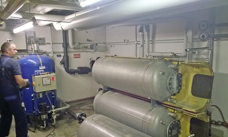 



1
 Für den Austausch von drei Trinkwassererwärmern 87 Wohneinheiten eine Woche warmes Wasser vorenthalten? Nein – der Beschluss der Eigentümergemeinschaft war eindeutig. So wurde mit einem mobilen Modulsystem der gesamte Gebäudekomplex während der Modernisierung lückenlos mit Wärme und Warmwasser versorgt. 
