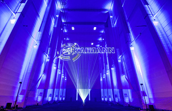 



Eine Lasershow setzt den Rohbau des neuen Kaimann-Logistikzentrums in Szene. 

