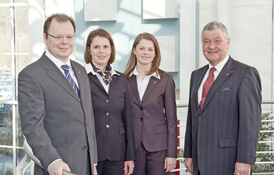 <p>
</p>

<p>
Claus-Hinrich Roth, Christin Roth-Jäger, Dr. Anne-Kathrin Roth und Manfred Roth. 
</p> - © Bild: Roth Werke

