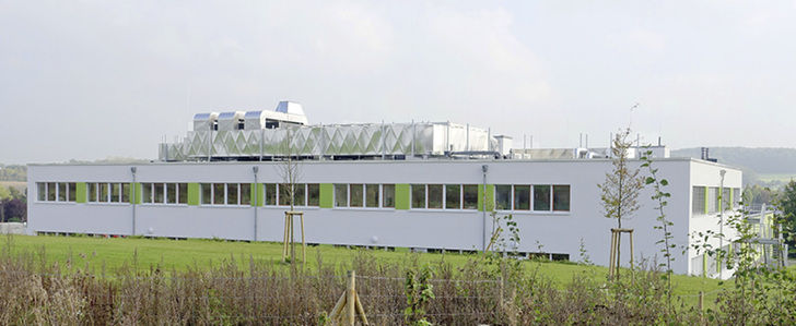 



1
 Rückseite des Labor- und Dialysezentrums. VRF-Technik und zentrale Klimatechnik spielen eine wesentliche Rolle im Gebäudetechnik-Konzept. 
