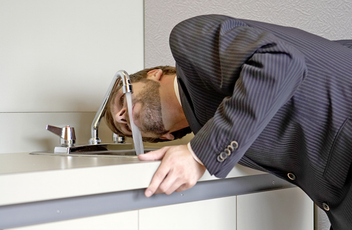 
1
 Hygienisch einwandfreies Trinkwasser ist in Deutschland selbstverständlich und gesetzlich abgesichert. Um dies auch sicher und im Kontext weiterer Anforderungen und Ansprüche zu gewährleisten sind eine sorgfältige Bedarfsplanung, Planung und Dimensionierung sowie ein bestimmungsgemäßer Betrieb der Trinkwasser-Installation unumgänglich. 



