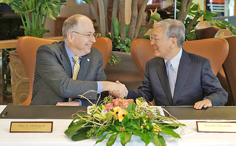 



Alex A. Molinaroli (Chairman und CEO Johnson Controls) und Hiroaki Nakanishi (Chairman und CEO Hitachi, Ltd.) unterzeichnen die Vereinbarung für ein globales HVAC-Joint-Venture. 
