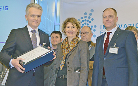 



Howatherm-Geschäftsführer Dr.-Ing. Christoph Kaup, Staatsministerin Eveline Lemke und Howatherm-Produktionsleiter Dipl.-Ing. Karsten Bolt (v. l., vordere Reihe) beim Innovationspreis 2014. 
