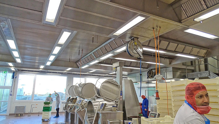 



1
 Edelstahl-Lüftungsdecke bei Frankenberg Food. 
