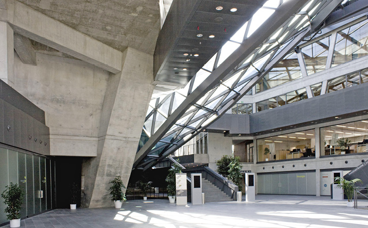 



1
 Gebäude mit großzügigen Raumkonzepten besonderer Art und Nutzung erfordern häufig besondere Brandschutzlösungen. 
