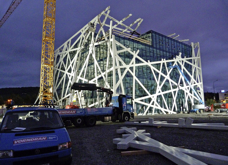 <p>
</p>

<p>
<span class="GVAbbildungszahl">1</span>
 Beispiel für eine BIM-Planung aus dem Stahlbau: Das 
Qbig Bürogebäude
 in Heilbronn, das mit einer asymmetrischen Stahlkonstruktion umgeben ist. 
</p> - © Bild: Vorndran Metallbau / Tekla

