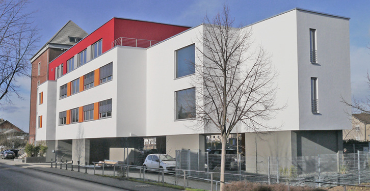 



1
 Beispiel für nachhaltige Architektur: das Bürogebäude des Unternehmens „Neue Wege Seminare & Reisen“ in Rheinbach. Seit Ende 2013 bietet das Null-Energie-Haus auf rund 1000 m
2
 Fläche Platz für rund 35 Mitarbeiter. 
