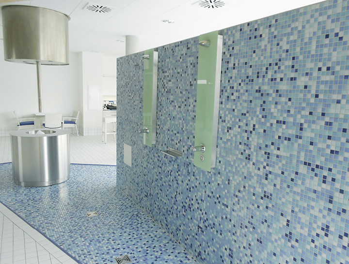 



1
 Duschpaneele mit Glasfront im Hallenbad Ditzingen. Ein Wassermanagement sorgt für einen hygienekonformen und sparsamen Betrieb der Trinkwasser-Installation. 
