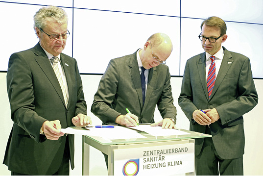 



Partnerschaftliche Zusammenarbeit besiegelt (v. l.): ZVSHK-Präsident Manfred Stather, Dr. Timm Kehler (Vorstand Zukunft Erdgas) und ZVSHK-Hauptgeschäftsführer Elmar Esser. 
