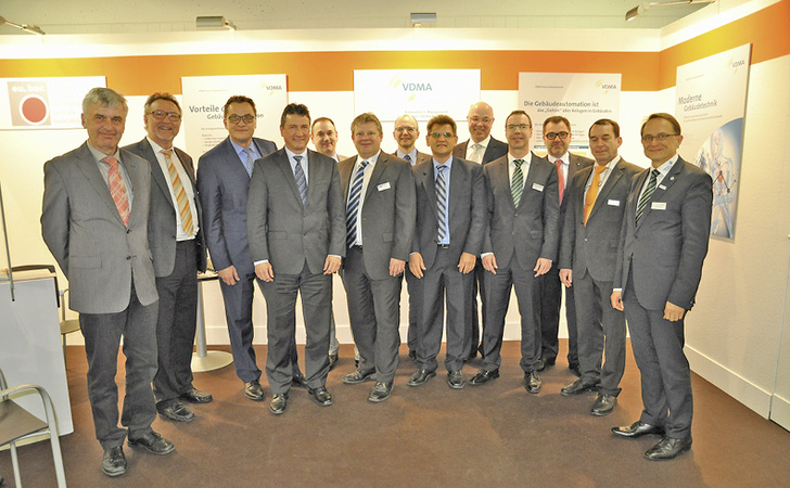 



Haben sich auf ein Konzept zur Entwicklung eines berufsbegleitenden Masterstudiengangs Gebäudeautomation geeinigt (v l.): Alfred Karbach (TH Mittelhessen) Elmar Bolin (HS Offenburg), Uwe Großmann (Siemens), Michael Schmidt (Kieback&Peter), Martin Hardenfels (Wago), Stefan Pfützer (SBC), Peter Hug (AMG im VDMA), Martin Becker (HS Biberach), Martin Höttecke (FH Münster), Mario Lieder (Johnson Controls), Patrick Neu (Sauter), Jürgen Metzler (Belimo) und Karl Heinz Belser (Johnson Controls). 
