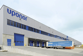<p>
</p>

<p>
Das neue Logistikzentrum der Uponor GmbH am Firmenhauptsitz in Haßfurt. 
</p> - © Bild: Uponor

