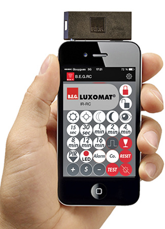 <p>
</p>

<p>
iPhone mit IR-RC-Adapter und der App B.E.G. Luxomat Remote Control. 
</p> - © Bild: B.E.G.

