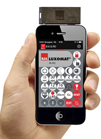<p>
</p>
<p>
iPhone mit IR-RC-Adapter und der App B.E.G. Luxomat Remote Control. 
</p> - © Bild: B.E.G.
 
iPhone mit IR-RC-Adapter und der App B.E.G. Luxomat Remote Control.