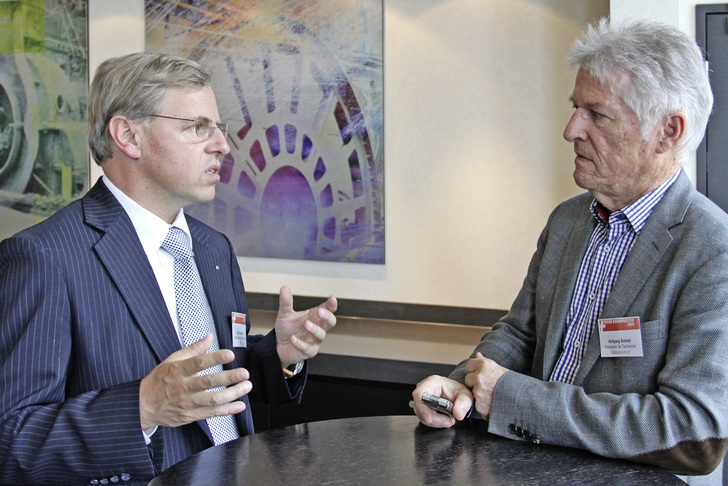 
1
 Die Bedrohungslage durch Cyberangriffe auf Gebäudeautomationssysteme ist real, wie das Schweizerische Forum Bauindustrie zeigt. Im Bild der Mitinitiator der Veranstaltung, Dr. Felix Gassmann (links) im Gespräch mit Wolfgang Schmid. 



