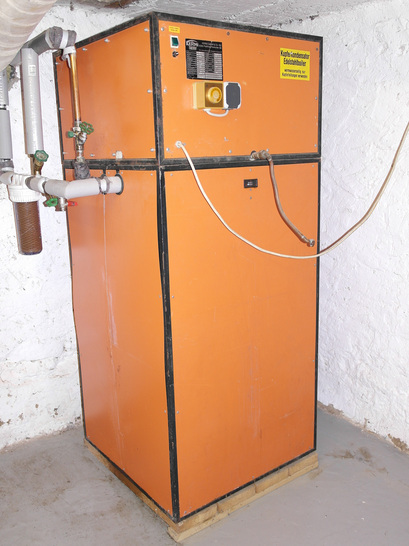 35 Jahre zuverlässig und ohne Probleme im Einsatz: Die älteste noch in Betrieb befindliche Kermi-Wärmepumpe. - © Kermi
