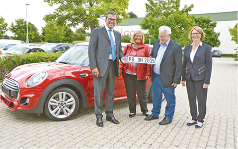 <p>
</p>
<p>
Elco-Geschäftsführer Marco Pepi (links) und die Elco-Marketingleiterin Claudia Schmidt-Totzki (rechts) überreichen Hermann Schild und seiner Frau Ursula die Schlüssel zum Mini Cooper. 
</p> - © Elco
 
Elco-Geschäftsführer Marco Pepi (links) und die Elco-Marketingleiterin Claudia Schmidt-Totzki (rechts) überreichen Hermann Schild und seiner Frau Ursula die Schlüssel zum Mini Cooper.