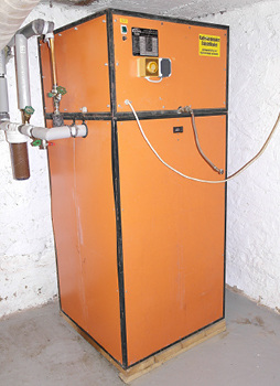 



35 Jahre zuverlässig und ohne Probleme im Einsatz: Die bis vor Kurzem älteste noch in Betrieb befindliche Kermi-Wärmepumpe. 
